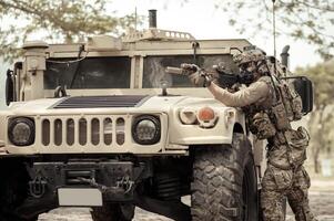 uni États armée dans camouflage uniformes opération dans le forêt avec blindé véhicule, soldats formation dans une militaire opération photo
