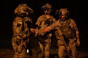 soldats dans militaire opération à nuit dans soldats formation photo