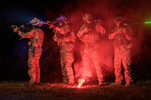 soldats dans militaire opération à nuit dans soldats formation photo