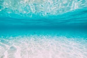 tropical transparent océan avec blanc le sable et réflexion sous-marin dans Hawaii photo