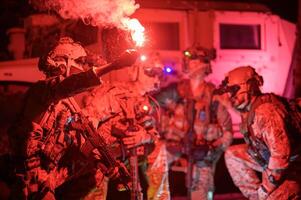 soldats dans camouflage uniformes visée avec leur fusils prêt à Feu pendant militaire opération à nuit soldats formation dans une militaire opération photo