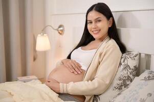 portrait de magnifique Enceinte femme, la fertilité infertilité traitement, FIV, futur maternité concept photo