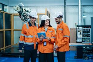 une groupe de la robotique ingénieurs travail avec programmation et manipuler robot main, industriel la robotique conception, haute technologie facilité, moderne machine apprentissage. Masse production automatiques. photo