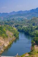 un aérien vue de le causé par un barrage canal dans la Thaïlande nationale parc, avec une Montagne le Contexte. oiseau œil voir. photo