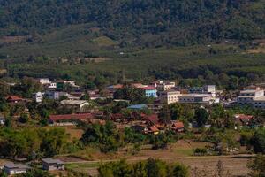 aérien panorama, là est une bien connu touristique destination avec vues de le montagnes, village, et une cultiver. photo