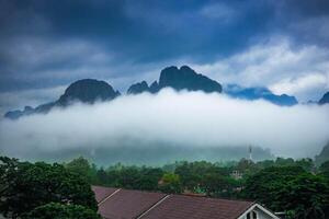 un aérien vue de le brumeux autour montagnes de vang vieng, Laos. Asie-Pacifique. photo