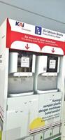 gratuit en buvant l'eau machine pour Publique un service à train station bekasi. Ouest Java, Indonésie - avril 8 2024 photo