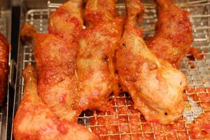 frit poulet ailes sur le le fourneau dans le marché photo