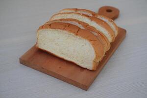 tranché pain sur une en bois Coupe planche avec une couteau. photo