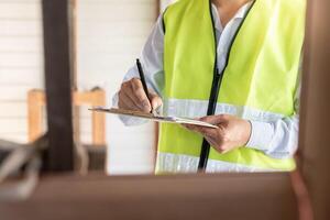 l'inspecteur ou l'ingénieur inspecte la construction et l'assurance qualité de la nouvelle maison à l'aide d'une liste de contrôle. ingénieurs ou architectes ou entrepreneur travaillent pour construire la maison avant de la remettre au propriétaire photo