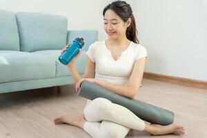 svelte asiatique femme entraine toi yoga activité dans condo ou maison. asiatique femme Faire des exercices dans Matin. équilibre, méditation, relaxation, bien santé, content, se détendre, en bonne santé mode de vie, régime, svelte photo