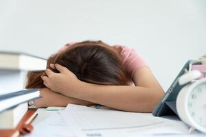 étudiant femme avoir anxiété car de examens, femelle préparer pour tester et apprentissage cours dans le bibliothèque. stress, désespoir, hâte, malentendu en lisant, découragé, attente, connaissance photo