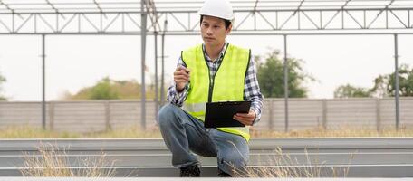 l'inspecteur ou l'ingénieur inspecte la construction et l'assurance qualité de la nouvelle maison à l'aide d'une liste de contrôle. ingénieurs ou architectes ou entrepreneur travaillent pour construire la maison avant de la remettre au propriétaire photo