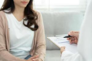 une femme ayant des problèmes de santé mentale consulte. le psychiatre enregistre l'état du patient pour le traitement. encouragement, problème d'amour et de famille, bipolaire, patient dépressif, protection contre le suicide photo