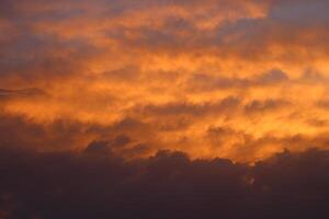 une le coucher du soleil avec des nuages et une le coucher du soleil dans le Contexte photo