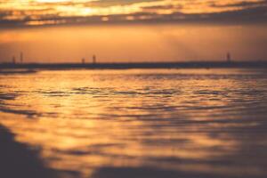 le coucher du soleil sur le plage dans leba, baltique mer, Pologne photo