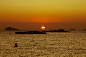 le coucher du soleil à le plage cala conta,ibiza,espagne photo