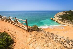 une vue de plage dans Benagil pêche village sur côte de le Portugal photo