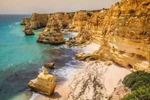 marinha plage, situé sur le atlantique côte dans Portugal,Algarve. photo