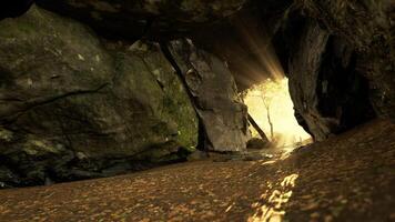 vide route va par le la grotte avec embrasé fin photo