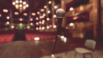 un vide étape avec chaises et une microphone photo