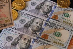 une empiler de dollar factures avec le mot uni États écrit sur il. la finance et économie. 100 américain dollars. photo