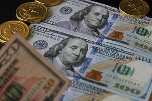 une empiler de dollar factures avec le mot uni États écrit sur il. la finance et économie. 100 américain dollars. photo
