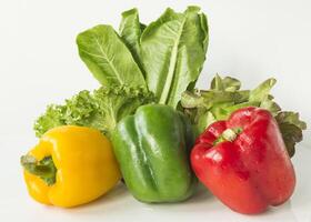 une groupe de des légumes comprenant poivrons, vert et rouge photo