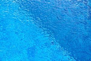 déconcentré flou transparent bleu coloré clair calme l'eau surface texture avec éclaboussures et bulles.8 photo