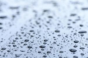 gouttes de pluie sur le pare-brise de une voiture 2 photo