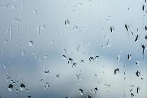 verre avec pluie gouttes contre gris Contexte. 2 photo