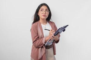 réfléchi Jeune asiatique femme dans lunettes en portant document et en attente découverte idée, isolé plus de blanc Contexte. photo