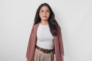 élégant asiatique femme portant lunettes Faire une élégant et élégant pose isolé par blanc Contexte. photo