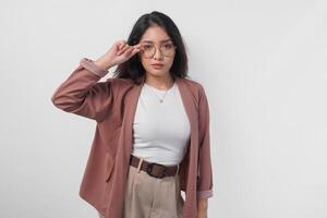 élégant asiatique femme portant lunettes Faire une élégant et élégant pose isolé par blanc Contexte. photo