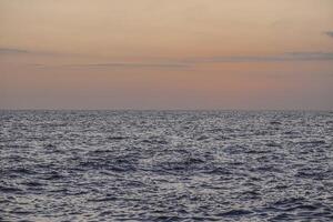 le coucher du soleil plus de le mer dans le Caraïbes 11 photo