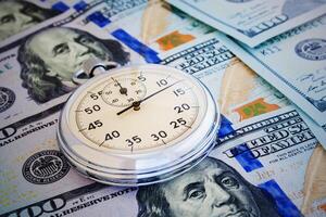 chronomètre une Contexte de argent photo