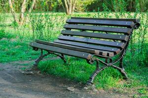 en bois banc dans une ville parc photo