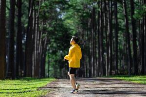 Piste coureur est élongation pour chaud en haut Extérieur dans le pin forêt saleté route pour exercice et faire des exercices Activités formation pour réalisation en bonne santé mode de vie et aptitude usage photo