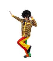 asiatique hippie homme robe dans Années 80 ancien mode avec coloré rétro trouille disco Vêtements tandis que dansant isolé sur blanc Contexte pour fantaisie tenue fête et pop culture concept photo
