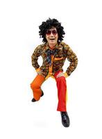 asiatique hippie homme robe dans Années 80 ancien mode avec coloré rétro trouille disco Vêtements tandis que dansant isolé sur blanc Contexte pour fantaisie tenue fête et pop culture photo