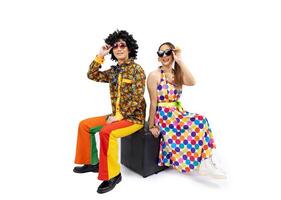 asiatique hippie couple robe dans Années 80 ancien robe mode avec coloré rétro trouille disco Vêtements tandis que dansant isolé sur blanc Contexte pour fantaisie tenue fête et pop culture usage photo