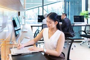 asiatique femme d'affaires dans formel costume travail dans moderne luxe Bureau en utilisant ordinateur pour affaires et éducation concept photo