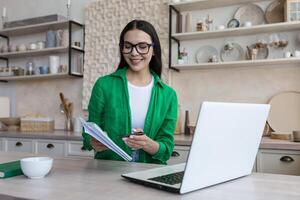 fille école étudiant e apprentissage distance formation cours étude travail à Accueil bureau. ethnique Jeune femme en train de regarder en ligne éducation séminaire en ligne en utilisant portable. plus de épaule proche en haut moquer en haut écran vue photo