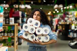 effrayé femme client dans supermarché achète toilette papier, Latin américain femme dans crise et manquer de de des biens choisit rare marchandises. photo