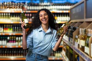 content Jeune femme sélection une du vin bouteille dans une alcool magasin, avec une radiant sourire entouré par divers alcoolique breuvages. photo