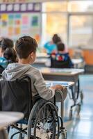 un compris salle de cours scène où une étudiant dans une fauteuil roulant est participant dans groupe activités, avec accessible bureaux et adaptatif équipement, mise en évidence adapté hébergement pour mobilité photo