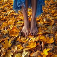 magnifique aux femmes pieds pieds nus sur l'automne Jaune feuilles. Jaune feuilles sol pied la nature. photo