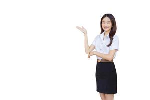 portrait de un adulte thaïlandais étudiant dans Université étudiant uniforme. asiatique magnifique fille permanent à présent quelque chose en toute confiance tandis que isolé blanc Contexte. photo