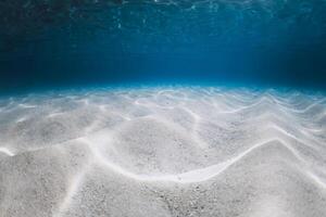 tropical océan avec blanc le sable sous-marin dans hawaïen île. océan texture Contexte photo
