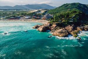 populaire destination dans Brésil. littoral avec rochers, plage et océan avec vagues dans floripe. aérien vue photo